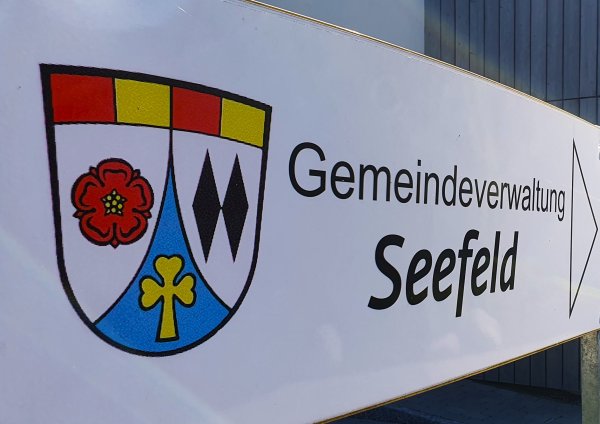 Schild Gemeindeverwaltung Seefeld mit Pfeil